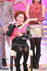 组图：郑伊健陈小春《无敌奖门人》录影玩游戏