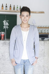 组图：最帅地铁司机迷倒女网友 俊朗外形当模特