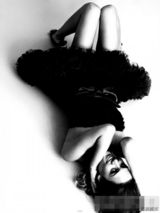 组图：阿尔芭抹胸裙登杂志 小秀乳沟展甜姐魅力