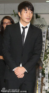 组图：安德烈金出殡养子神情哀伤 权相佑(权相宇)默哀