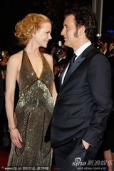 组图：妮可戛纳走红毯 长裙高贵大秀无瑕美背