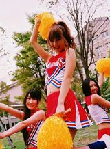 组图：佐佐木希玩变装秀 穿旗袍抱熊猫