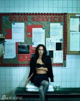 组图：梅根-福克斯登杂志封面 黑衣秀性感身材