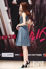 组图：李妍熙似激凸露美背 李美淑无视恶妇骂名