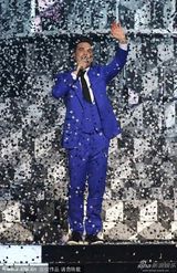 组图：罗比-威廉姆斯蓝西装复古 抢眼献唱全英