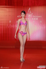 组图：候选亚姐泳装亮相 韩国选手压鼻否认整容