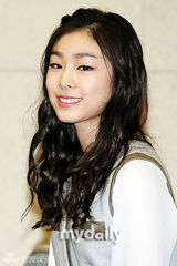 组图：韩星IU与金妍儿为花样滑冰队捐赠歌曲收入