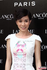 组图：佘诗曼岑丽香白裙同行 称与TVB尚有合约