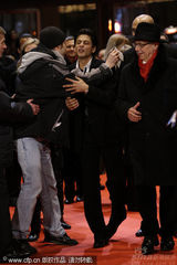 幻灯图：《可汗》首映 女星着印度传统服饰华丽迷人