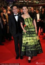 组图：章子怡荧光绿色长裙搭皮草优雅迷人