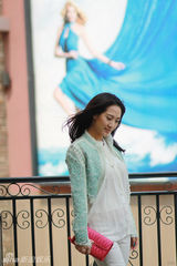 组图：秦子越夏日写真秀冰淇淋色俏皮搭配