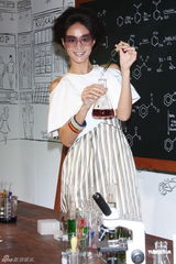 组图：谢怡芬前卫造型出镜 坦言梦想与周杰伦合作