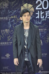 组图：周杰伦走蓝毯 络腮胡新造型显成熟魅力