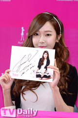 组图：少女时代Jessica冰山公主露甜美笑容