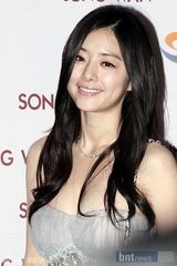 组图：f(x)宋茜与朴宰范全慧彬等众星云集时尚秀场