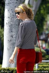 组图：泰勒-斯威夫特金发红唇腔调十足