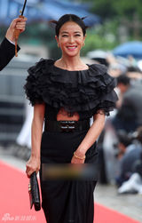 组图：《圣殇》女主赵敏秀别致美裙显贵气