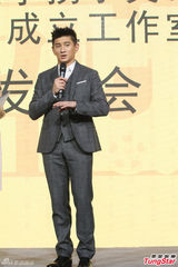 组图：吴奇隆轻松当老板 赚钱不耽误拍戏