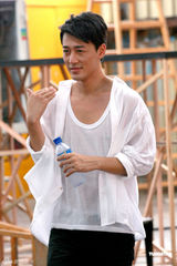 幻灯图：林峰拍演唱会MV众候选港姐倾力助阵 