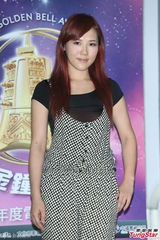 组图：关诗敏孙自佑担纲金钟开场 练舞不敌小孩