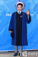 组图：张根硕丁一宇大学毕业获颁功劳奖