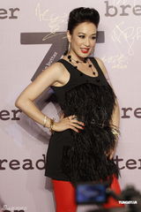 组图：钟丽缇红色裤袜惹火捞金 不受离婚影响展笑脸 