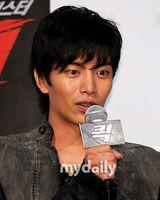 组图：李民基姜艺苑出席新片《Quick》首映