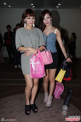 组图：嫩模组合AD2闹市当众脱衣 为猛男穿内衣