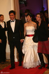 高清：罗嘉良与苏岩大秀恩爱 甜蜜有加秀婚戒