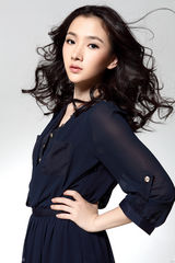 高清图：潘禹彤拍摄宣传片 纯净五色衬出脱俗气质