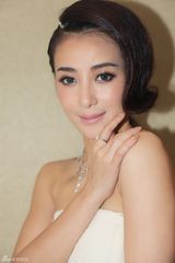 组图：陈紫函成为时尚派对新宠  红毯造型百变