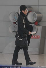 组图：撒贝宁独自现身机场 穿厚底鞋帅气拉风