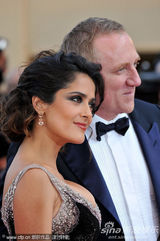 组图：海耶克戛纳携夫走秀 深V黑裙大秀傲人双峰