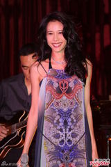 组图：莫文蔚忙事业无暇生子 性感吊带长裙美艳