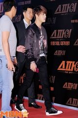 组图：金在中休闲装出席首映 明眸温柔放电