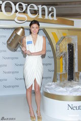 组图：乐基儿白裙金鞋代言美白产品 露俏皮笑容 