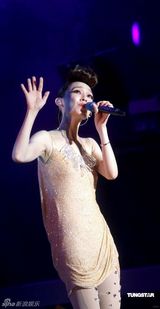 组图：范玮琪开个唱姐妹助阵 老公黑人上台送热吻 