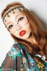 组图：名模黄一琳圣诞搞怪写真 将推新曲《PLAY》