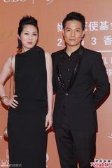 群星闪耀嫣然基金晚宴 王菲旗袍装与李亚鹏恩爱