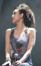 高清图：林忆莲佛山开唱状态神勇 花朵纹身野性十足