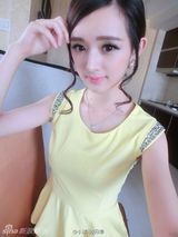 组图：女子酷似杨幂  网友直呼傻傻分不清