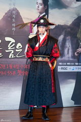 组图：韩佳人等出席《月亮抱着太阳》制作发表会