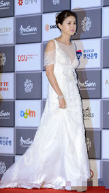 组图：釜山电影节开幕 池成媛白色长裙亮相红毯