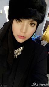 茜拉与家人私照曝光 长发美女爱卖萌