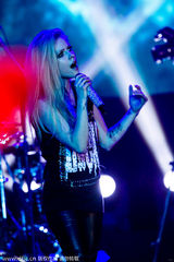 组图：艾薇儿南京开唱活力足 头戴牛角可爱激萌