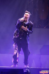 组图：陈奕迅台北火热开唱 台上大玩变装秀