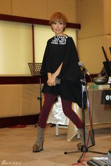 组图：容祖儿为个唱练团 青峰探班一脸睡意