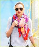 组图：奥兰多布鲁姆携妻抱爱子街头悠闲散步