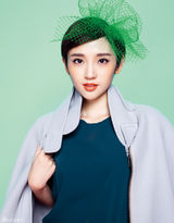 组图：唐艺昕撞色缤纷写真 月牙笑眼精灵可人