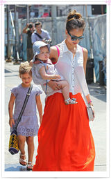 组图：杰西卡-阿尔芭携女现身装扮抢眼